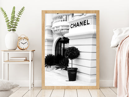 Fashion Building B&W Photograph Glass Framed Wall Art, Ready to Hang Quality Print Without White Border Oak