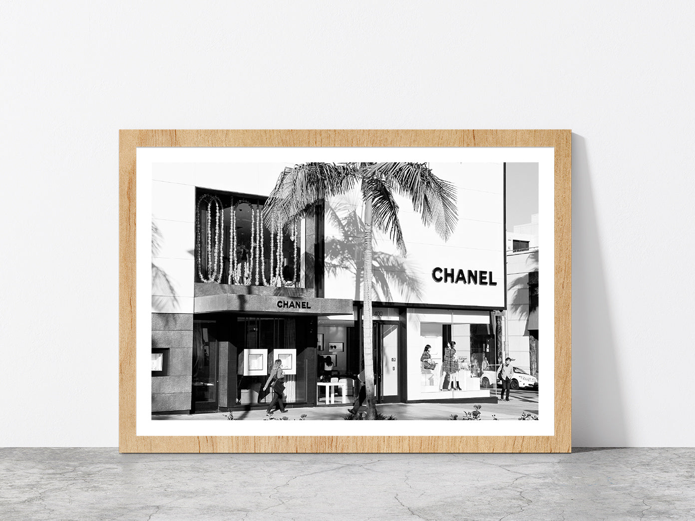 Palm Tree & People near Fashion Store Photograph Glass Framed Wall Art, Ready to Hang Quality Print With White Border Oak